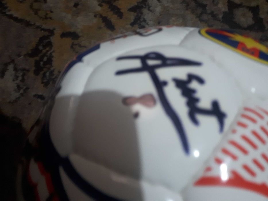 Campiona Fcsb - Minge cu autografe - Banii merg la un baiat bolnav.