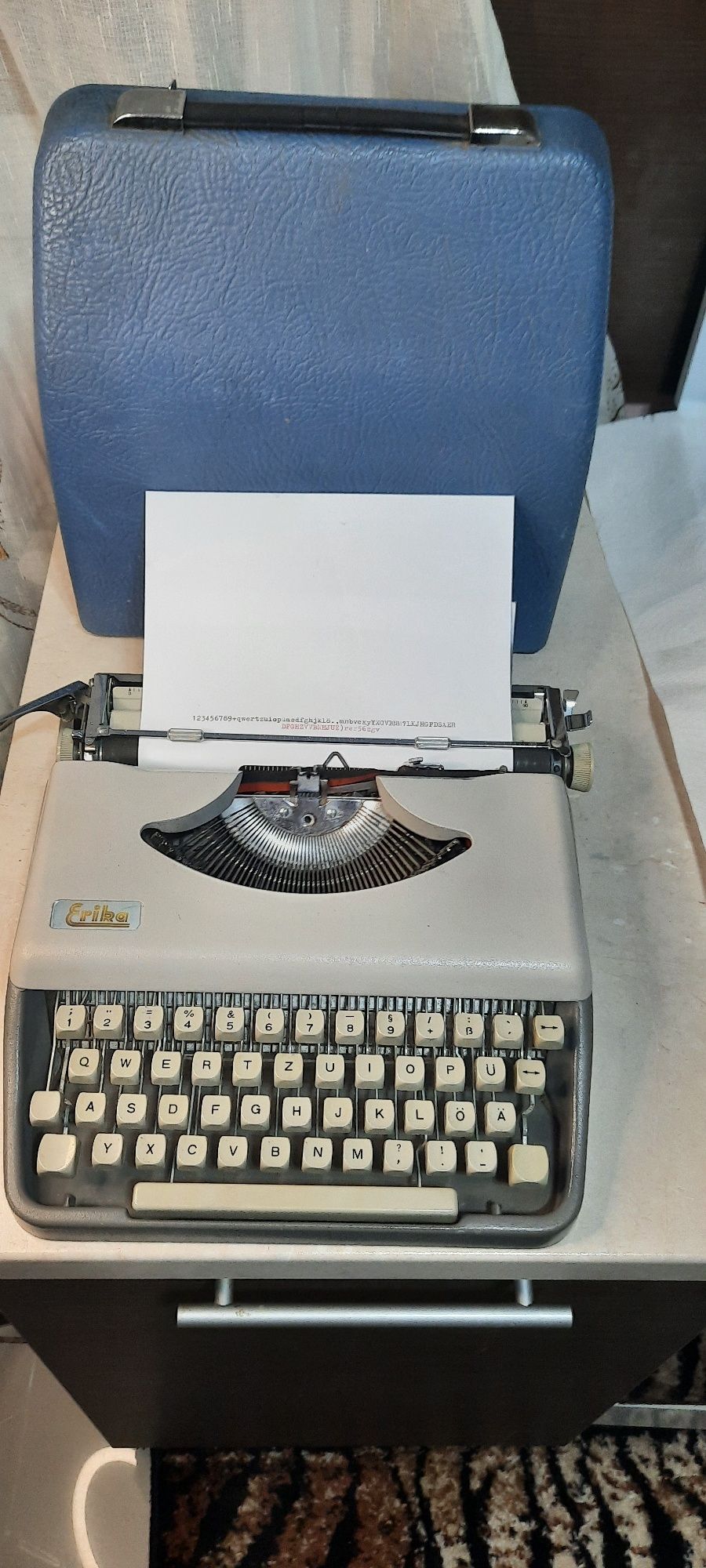 Mașină de scris portabilă Erika