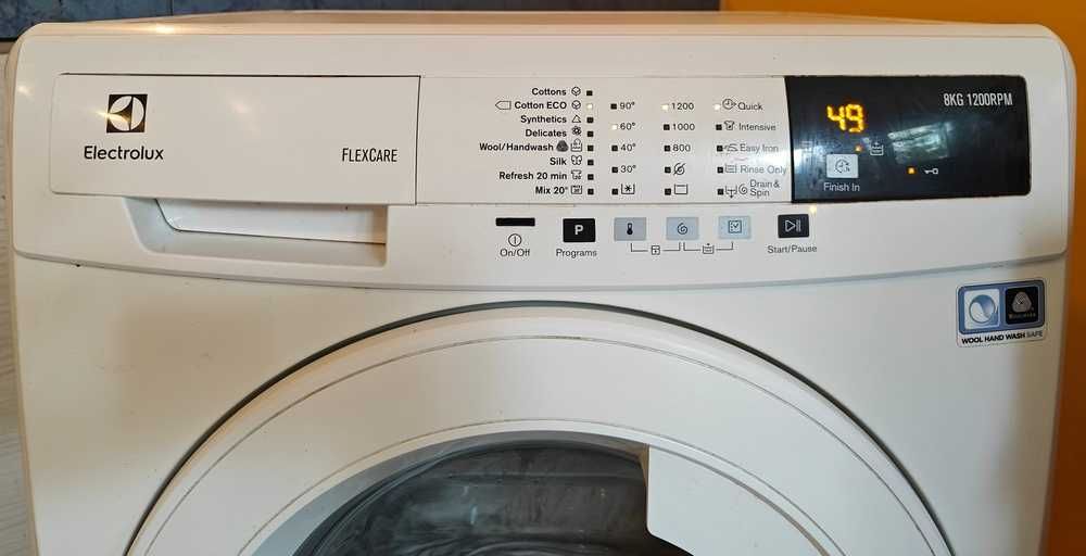 продавам пералня Elextrolux, компактен размер