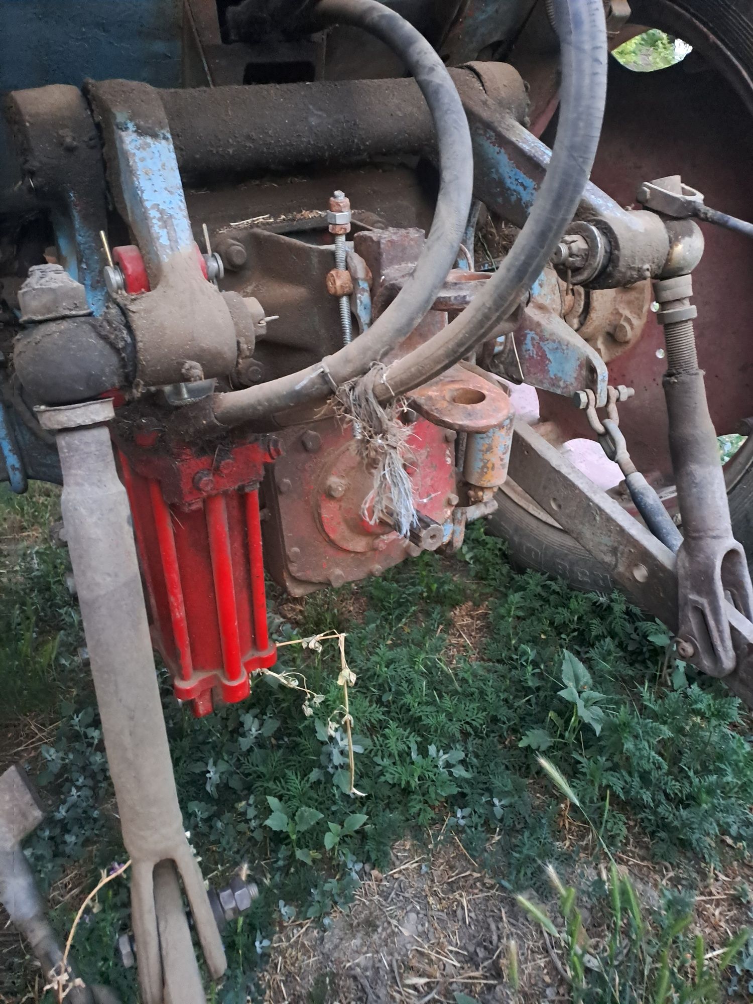 Vand tractor U 650 cu utilaje
