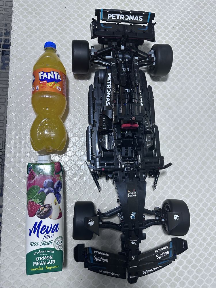 Конструктор Лего F1 Petronas AMG