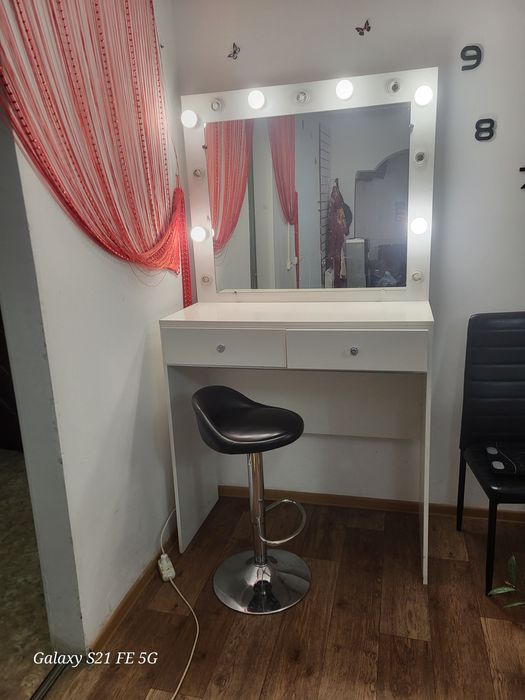 Стол для макияжа