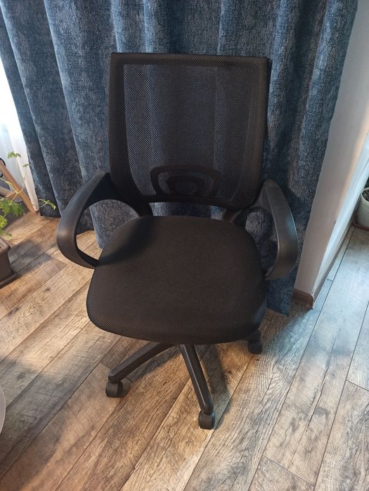 Въртящ се, на колелца офис стол