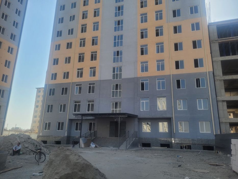 Шахар хокимияти якинида 16 этажа олдида квартира сотилади