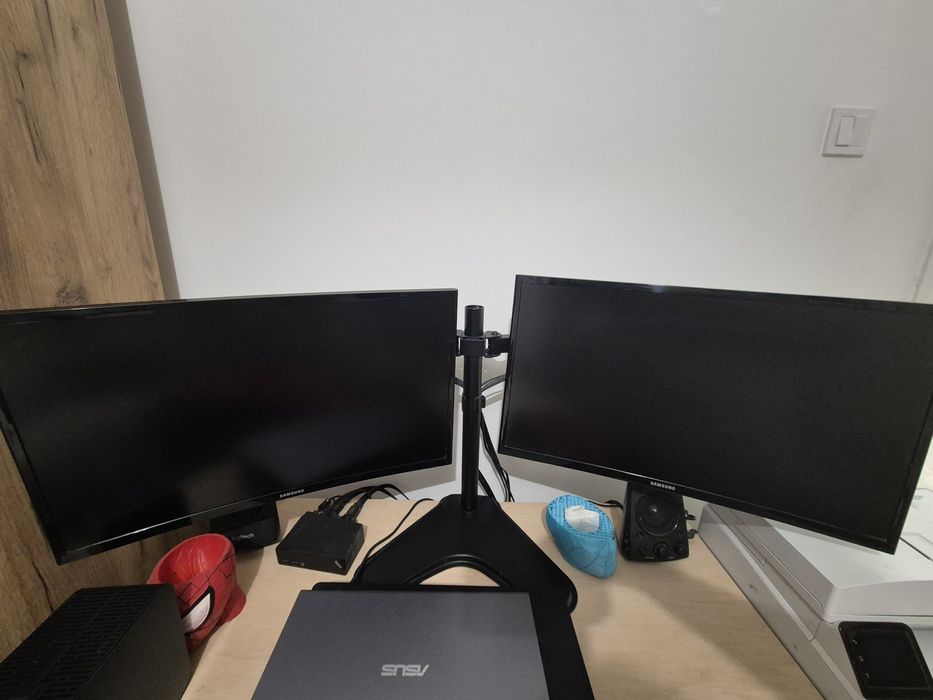 Monitoare Samsung cu stativ si dock