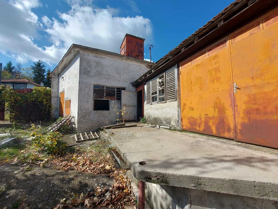Индустриален имот с парцели, с. Момино