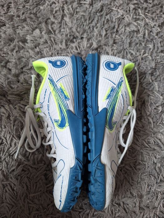 Футболни обувки adidas, Nike