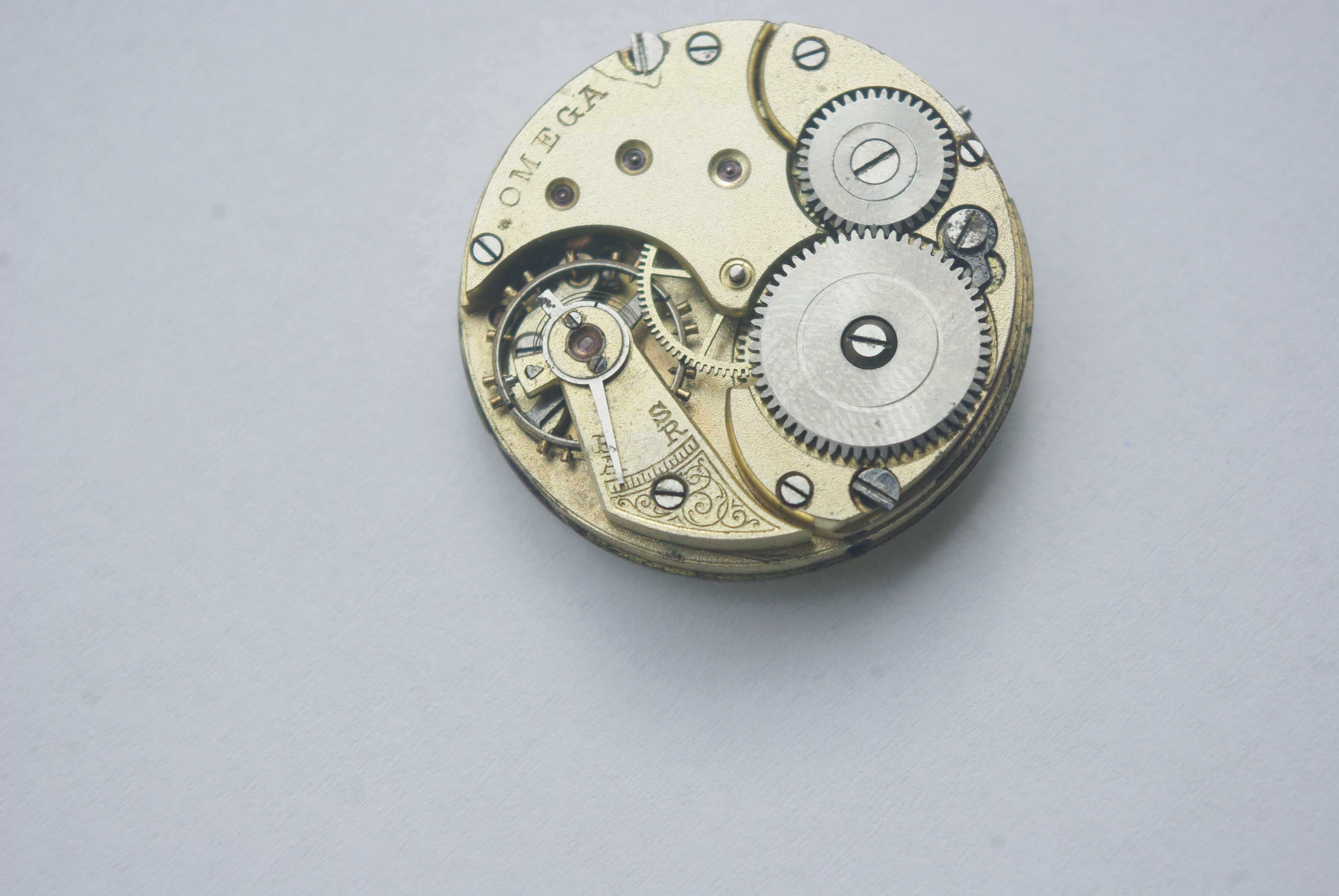Mecanism de ceas OMEGA antic nefunctional