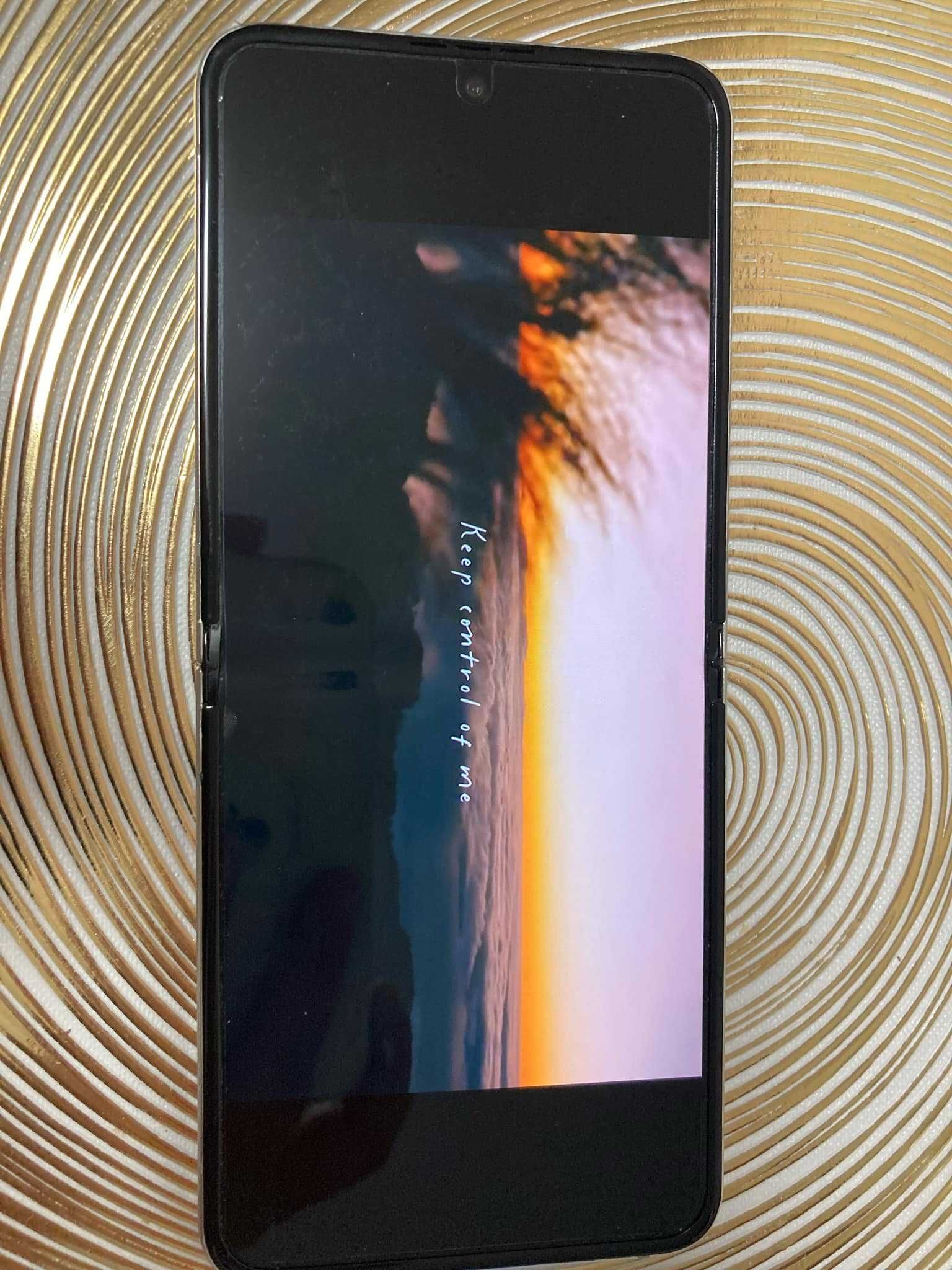 Samsung Z Flip 5 с гаранция