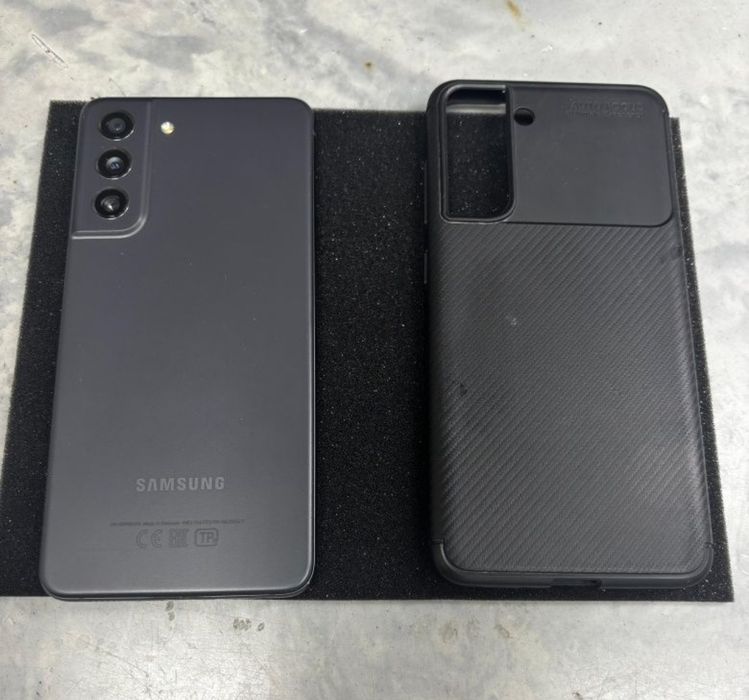 Samsung S21 Fe в отличном состоянии.