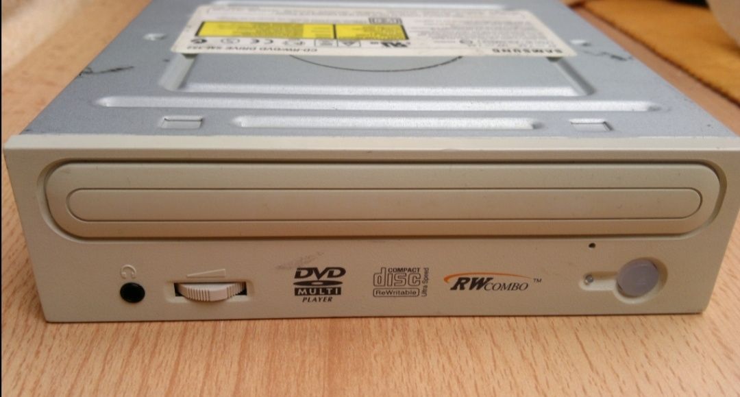 Kompyuter uchun klaviatura (клавиатура), sichqoncha (мышка), DVD disk