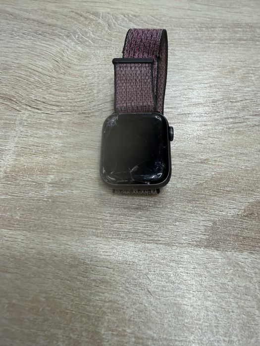 Apple iWatch 5 спукано стъкло