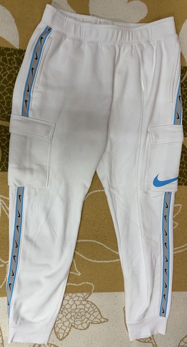 Бял анцуг на Nike тип карго