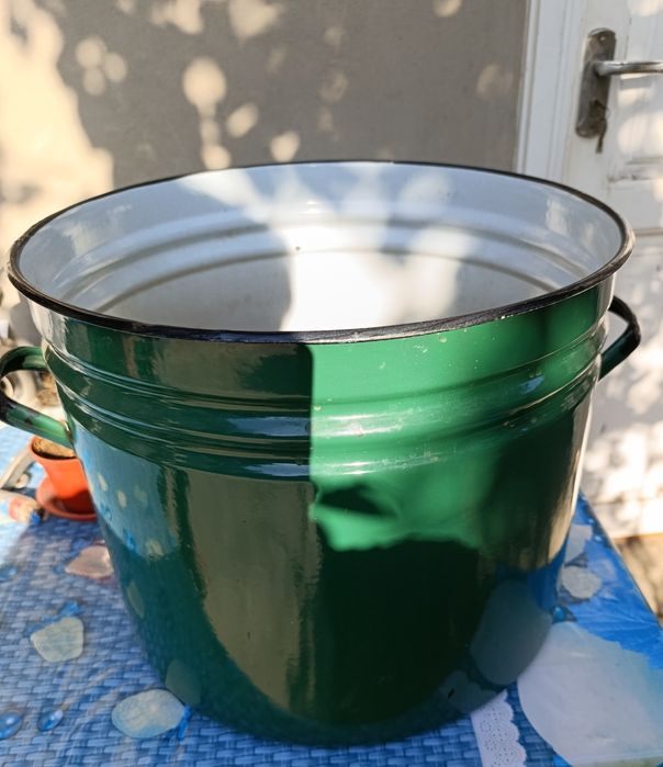 Кастрюля советская на 50 литров в нормальном состоянии,чистая.