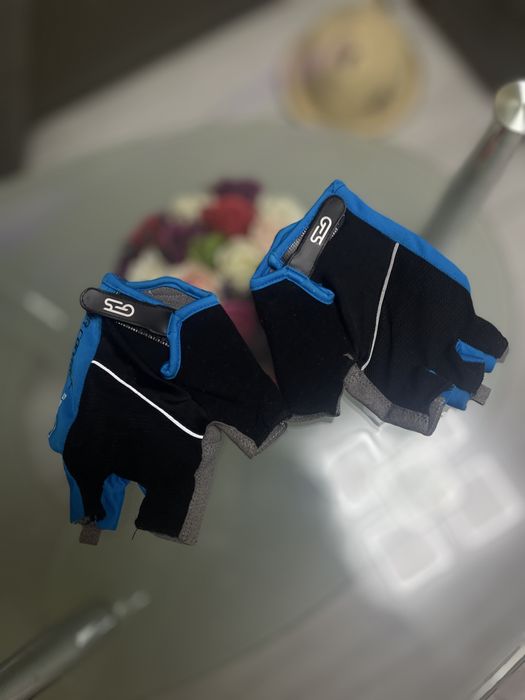 Se vand manusi crivit