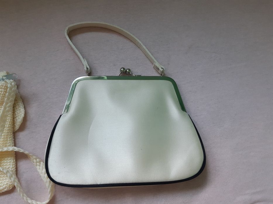 Нови мини дамски чанти в кремав цвят.