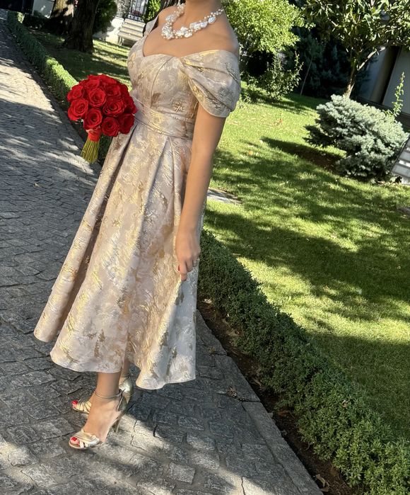 Vând rochie auriu
