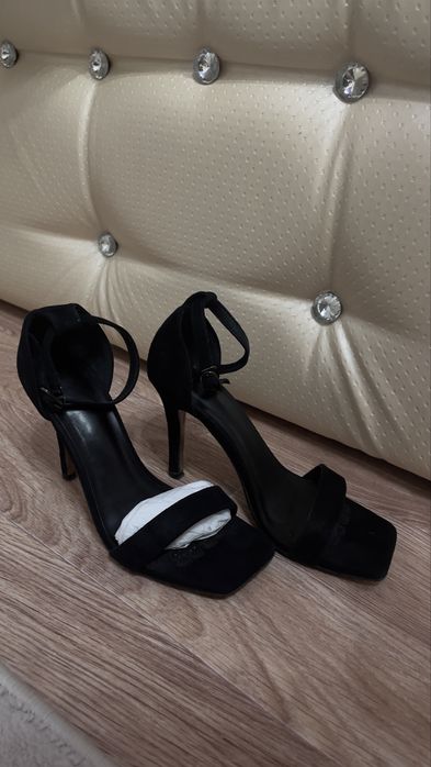 Женские босоножки на каблуке черные