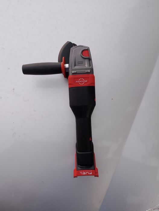 Безчетков ъглошлайф Milwaukee M18
