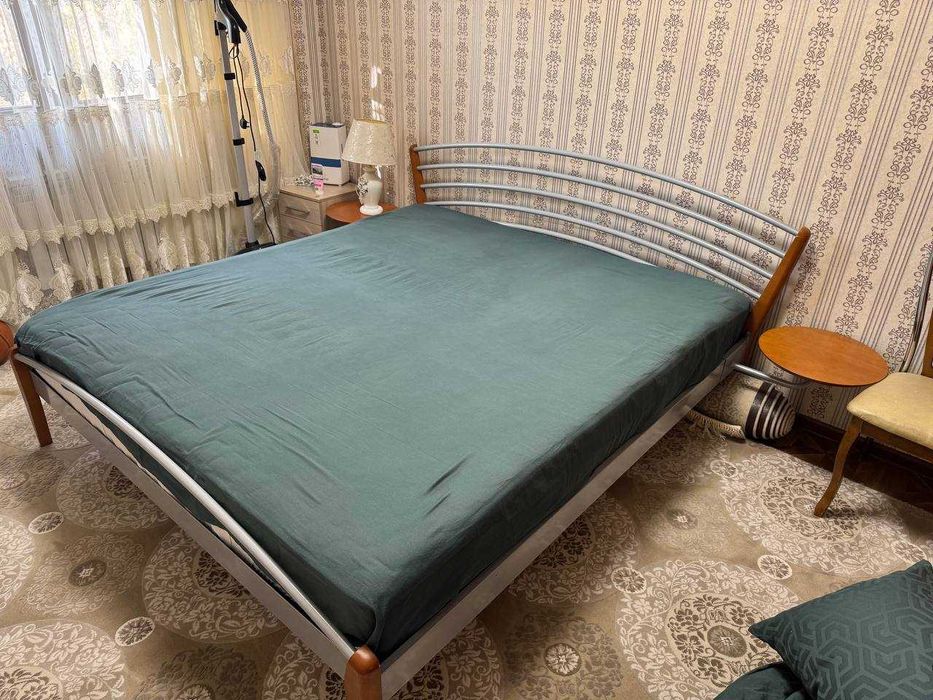Продам кровать без матраса 180 на 200