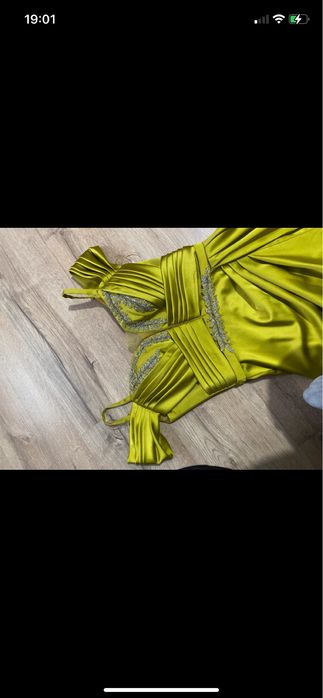 Rochie din satin este purtata de doua ori culoare verde