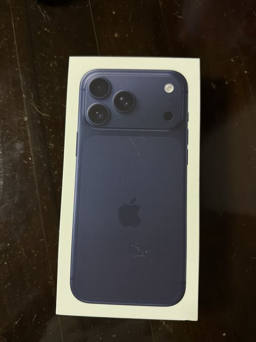 Продавам IPHONE 17pro max тъмно син