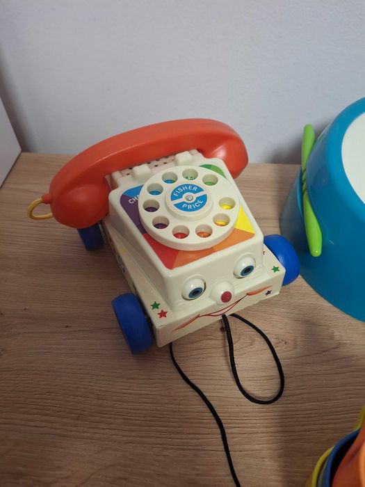 Vand lot cu 8 jucarioare (telefon, toba, xilofon,fluier,etc)