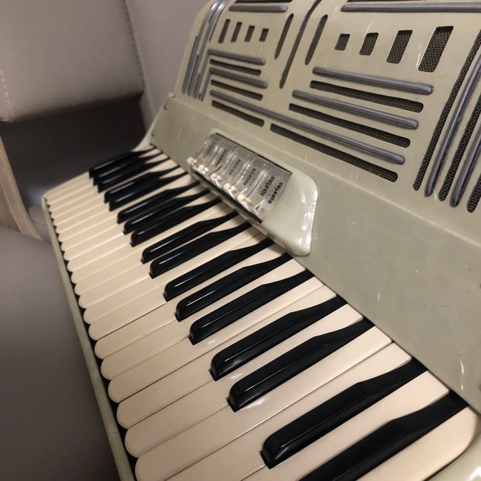 Acordeon Italian Bell 120 bași- alb perlat