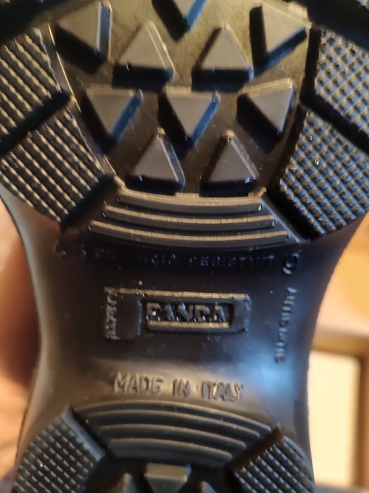 Работни обувки със метално бомбе.