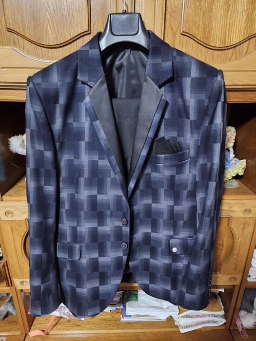 Vând costum mărimea 50