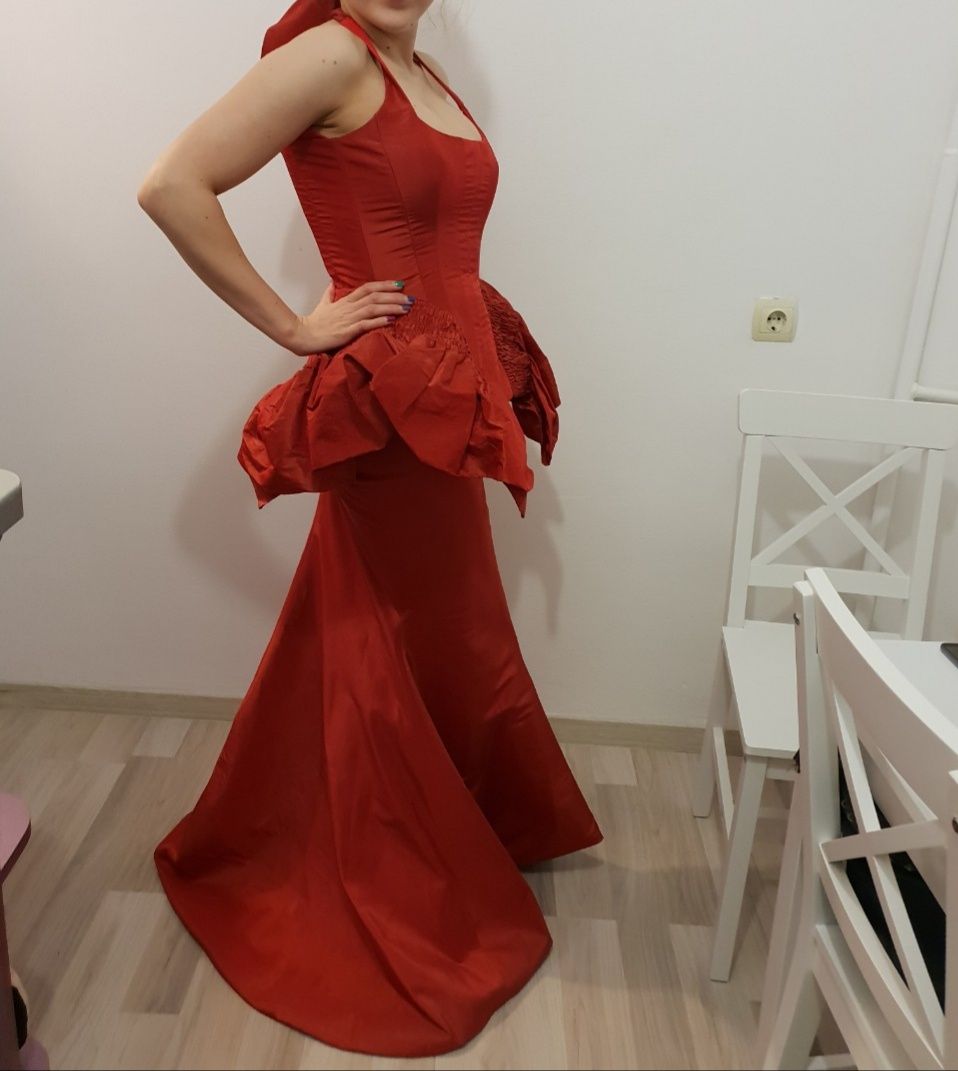 Червена дизайнерска бална рокля на Виргиния Здравкова