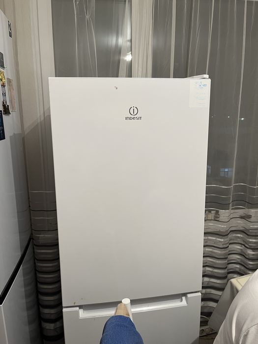 Продам холодильник Indesit
