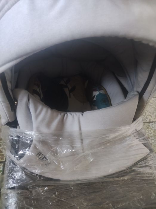 Продается коляска,два в одном и кресло в машину