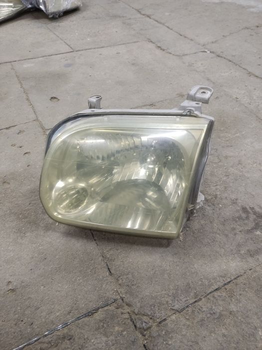 Фара Toyota sequoia