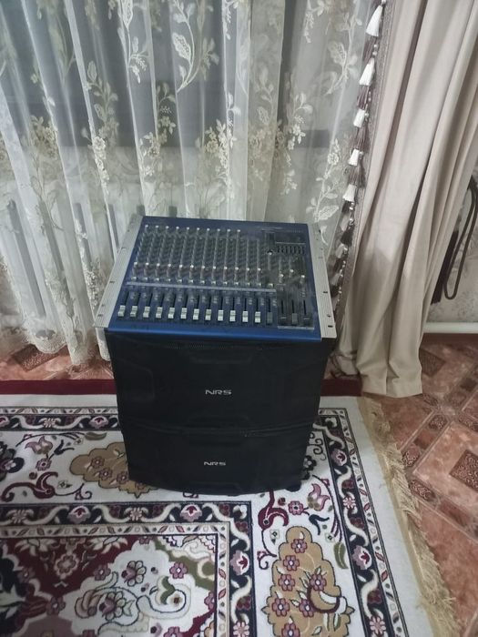 Микшерный пульт + 2шт студийное колонка