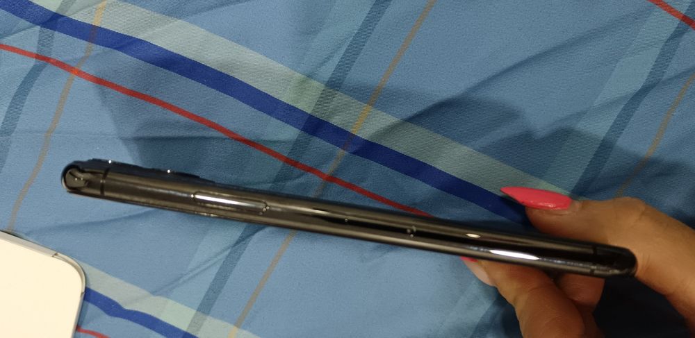 IPhone 11 pro запазен + протектори