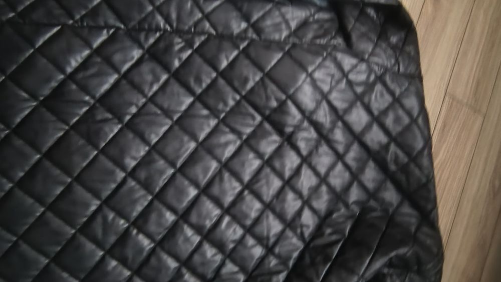 Jachetă lungă, impermeabila, matlasată. Modernă și foarte puțin purtat