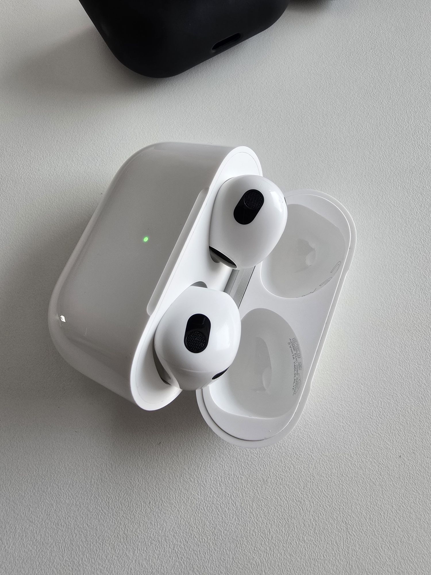 Продам оригинальные наушники Airpods 3rd generation magsafe