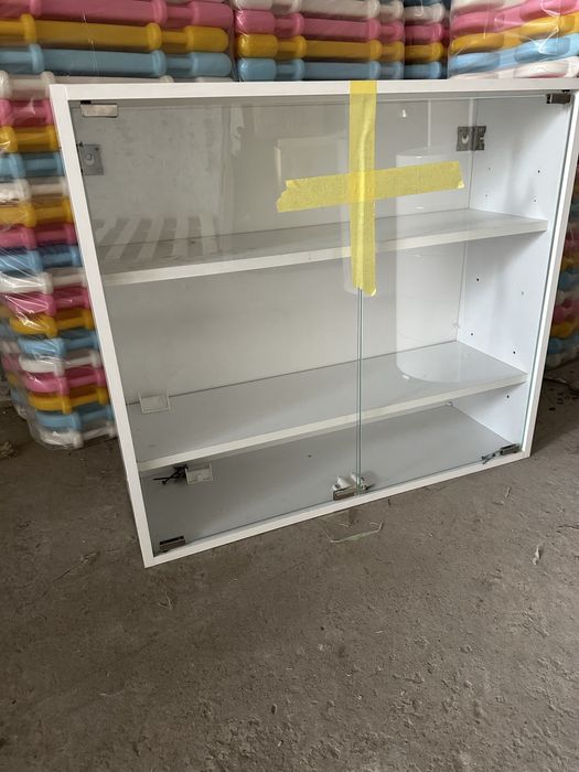 Две надвесные полки с стекляным дверцем на магните