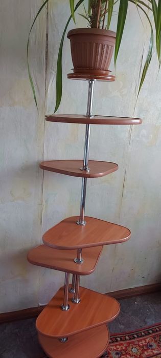 продам   полку  для   цветов..состояние идеальное.высота 155 длина 47