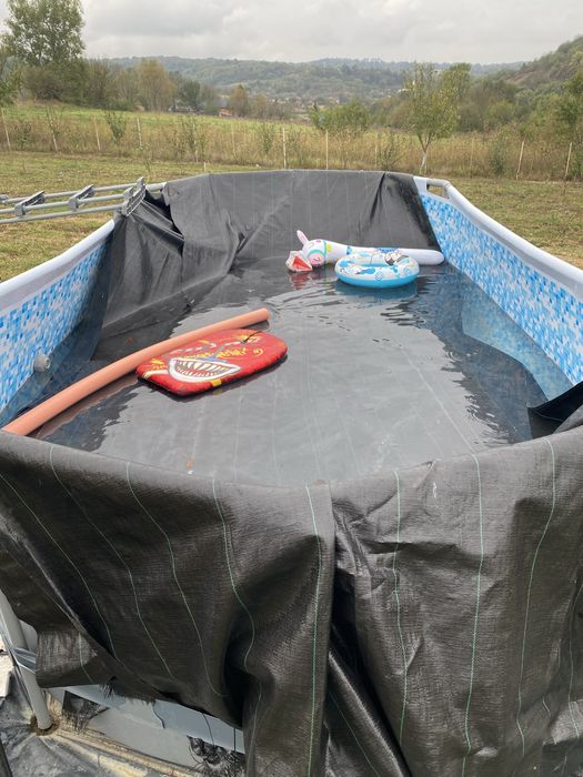 Piscina cu pompa de recirculare si scara