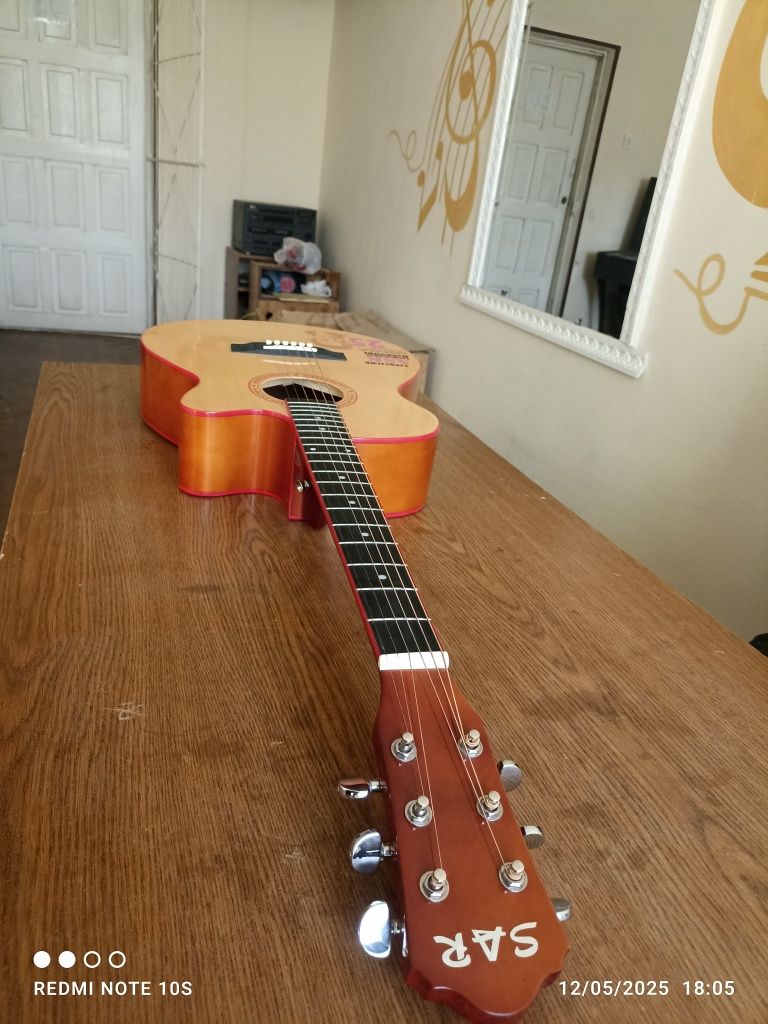 Gitara akustika.
