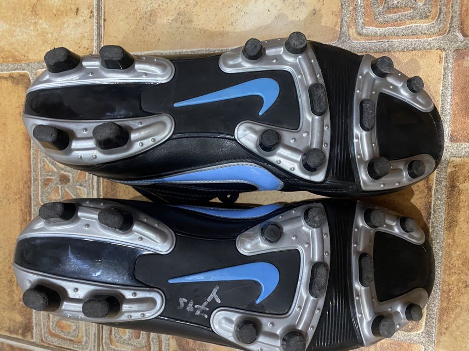 Футболни бутонки