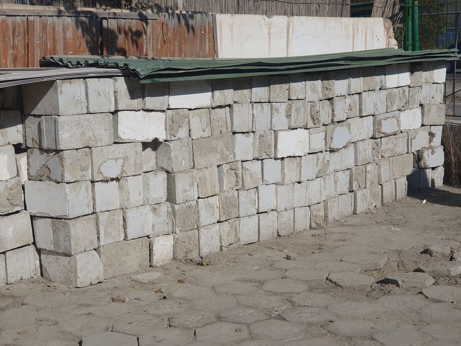 Shlakablok sotiladi. B/u. 250 tacha bor