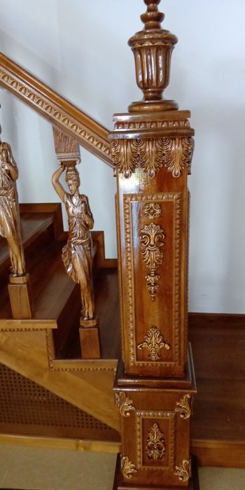 Scara sculptata, balustrada, baluștri, mână curentă.trepte, plinta