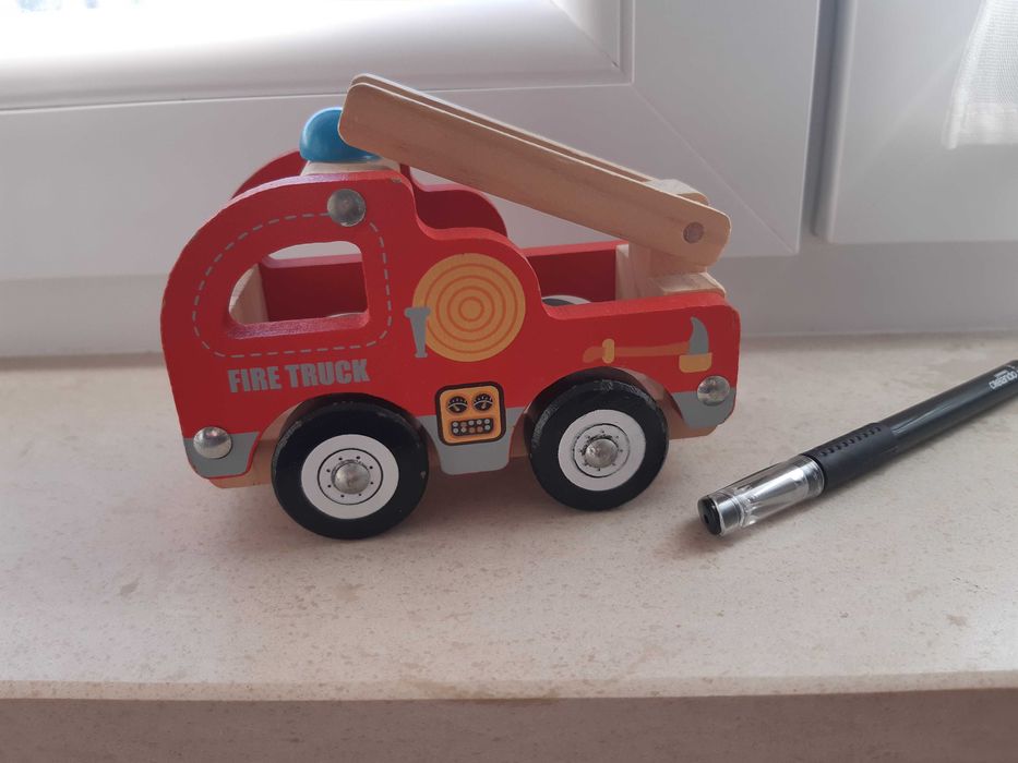 Casuta lemn forme si mașina pompieri