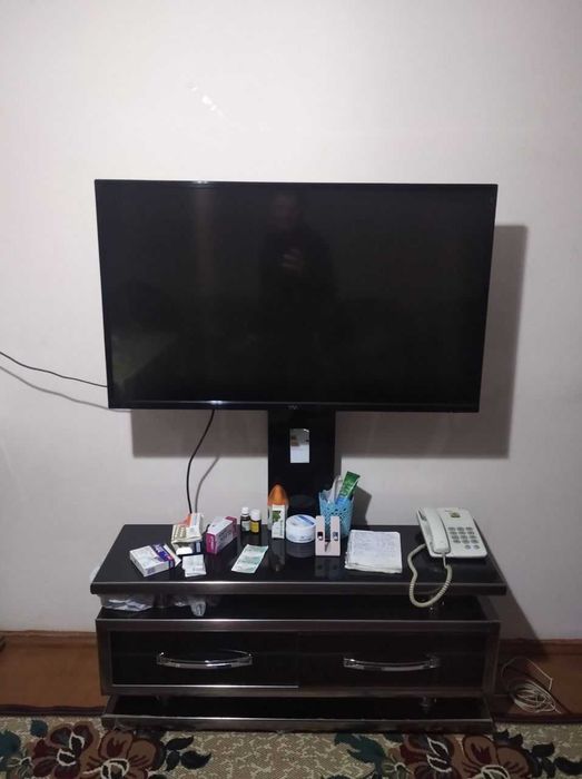 СРОЧНО!!! Телевизор Artek с подставкой