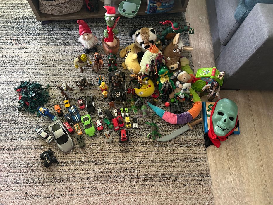 Различни играчки плюшени и не само