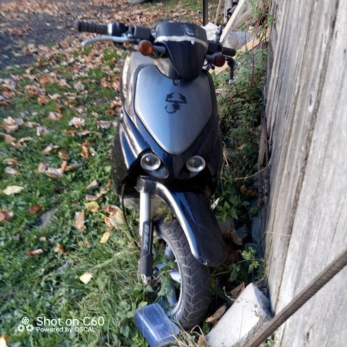 Vând 2 scutere unu Aprilia