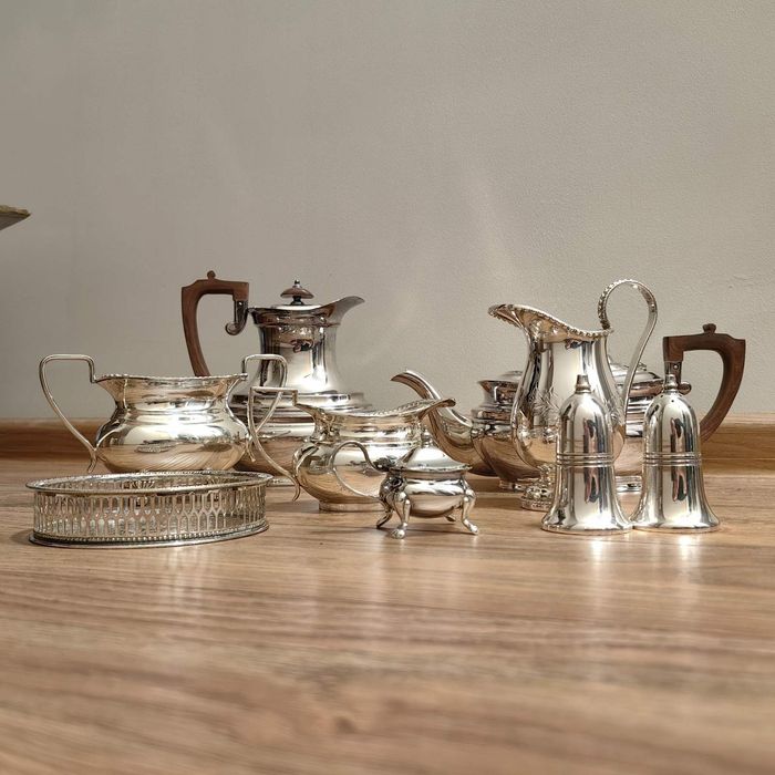 Красив антикварен к-т производство на Roberts & Belk Ltd и Viners